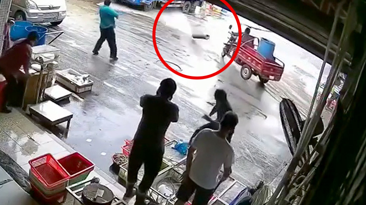 荒ぶるガスボンベが三輪バイクに激突する映像。