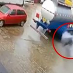 トラックのタイヤが爆発して吹き飛ばされてしまう作業員の映像。