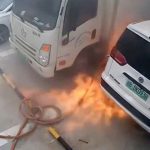 充電中の電気自動車から勢いよく炎が上がってしまう映像。