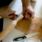 【閲覧注意】左手の小指を切断してもらうイカれた男の映像。