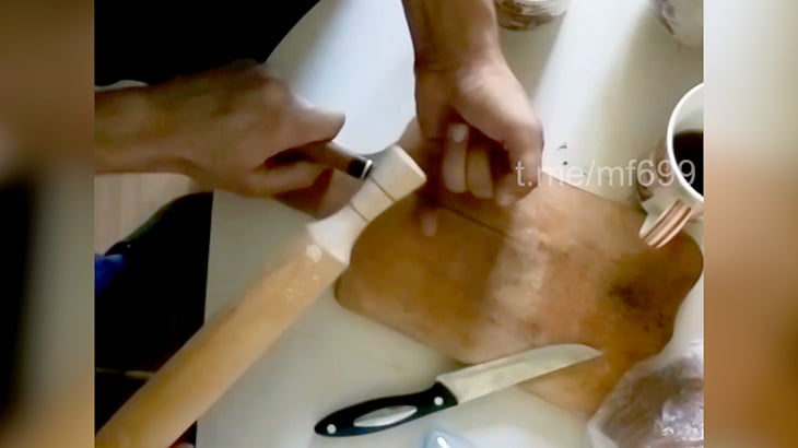 【閲覧注意】左手の小指を切断してもらうイカれた男の映像。