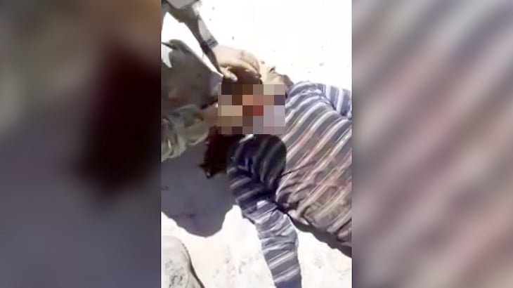 【閲覧注意】手榴弾でチ●コを破壊されたり拷問の末に首を切断されるグロ動画。