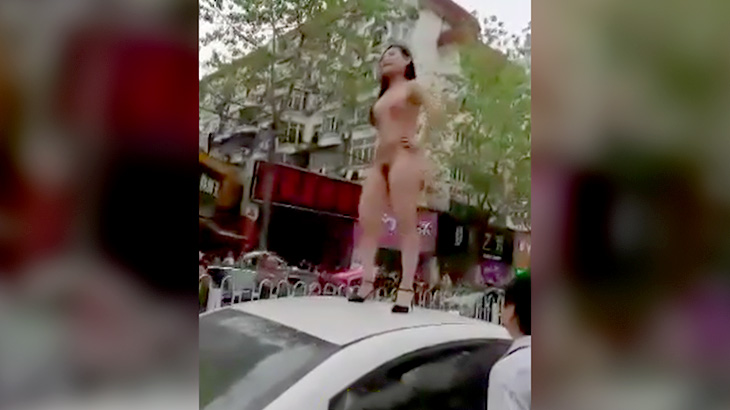 全裸で車の屋根に登って喚き散らす女を引きずり下ろす映像。