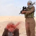 【閲覧注意】ISISが捕虜を銃殺したりナイフで首を切って殺したりするグロ動画。