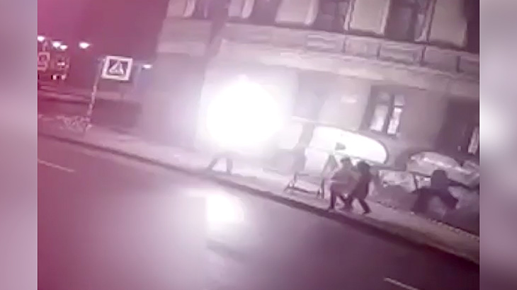 身体に火を点けて飛び降り自殺した男の映像。