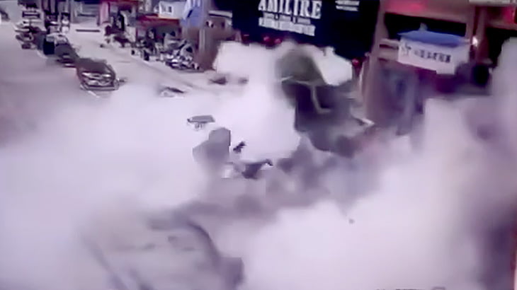 花火をマンホールの穴に近づけた瞬間、大爆発が起こる映像。