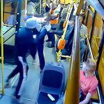 バス車内で迷惑をかける酔っぱらいの男が居合わせた男に殴られまくる映像。