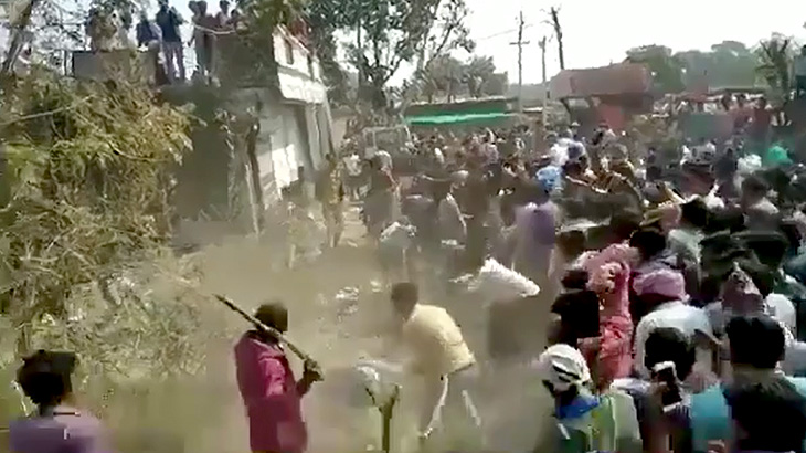 レイプ殺人犯の男を村人総出でボコりまくる映像。