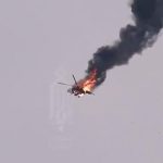 撃墜されたヘリコプターが燃え散らばりながら落下する映像。
