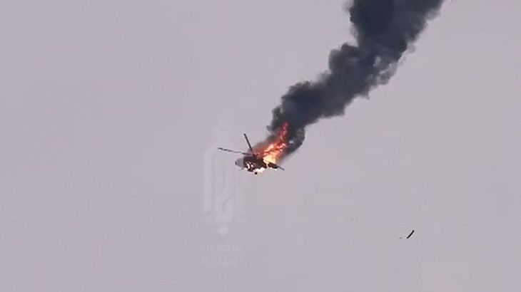 撃墜されたヘリコプターが燃え散らばりながら落下する映像。