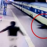 電車とホームに挟まってグルグル回る男の映像。