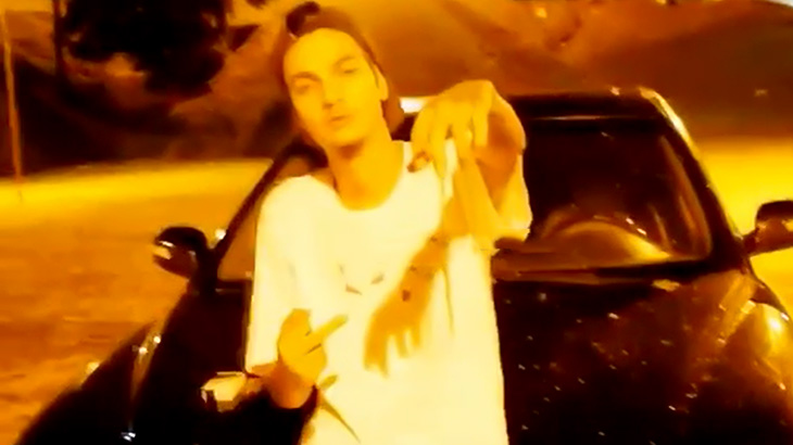 ラッパーの男性が銃で撃たれてしまう瞬間の映像。