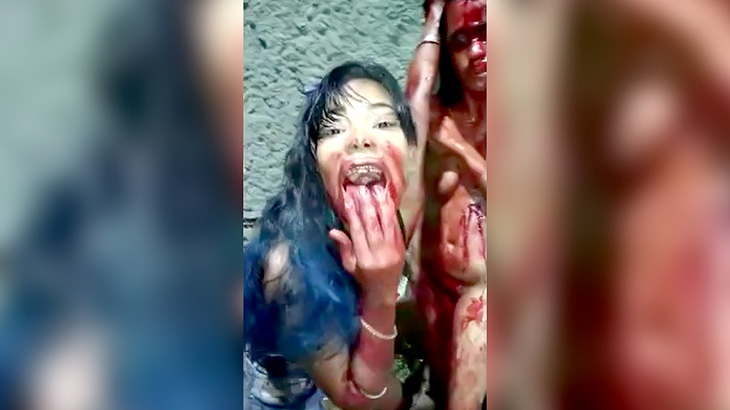 旦那と不倫セックスした女性を殴って流血させてその血を舐める女さんの映像。