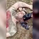 【閲覧注意】殺害した兵士の左耳をナイフで切断する映像。