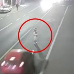 道路のど真ん中で立ち止まりスマホをいじる男が車に轢かれる事故映像。