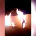 ガソリンをかぶって焼身自殺をする男の映像。