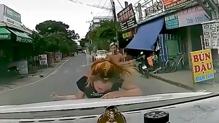 彼氏と口喧嘩した女性が車にぶつかって自殺未遂をはかる映像。