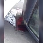 【閲覧注意】横転した車に頭を潰されてしまったドライバーのグロ動画。