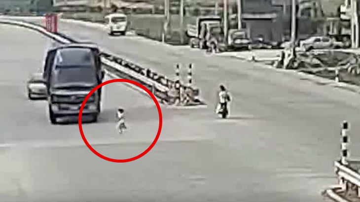 小さな女の子が突然走り出してトラックに跳ねられてしまう映像。
