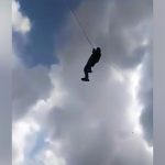 巨大な凧のロープで空高く舞い上がってしまう男の子の映像。