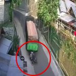 突然バックしてきたトラックに轢かれてしまうバイカーの映像。