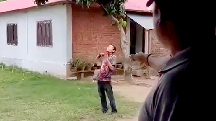 【閲覧注意】母親を刺し殺した後、自分の喉を何度も切りまくる男の映像。