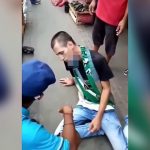 なぜか喉にハサミが深く刺さってしまった男性の?像。