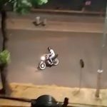 バイクの運転が下手すぎる男の自損事故映像。