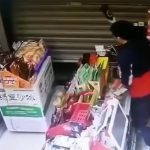 お店のシャッターを上げて盗みに入ろうとした男を瓶でもぐら叩きする映像。