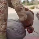 【閲覧注意】捕虜の男性3人の首を切断するISIS兵士たちのグロ動画。