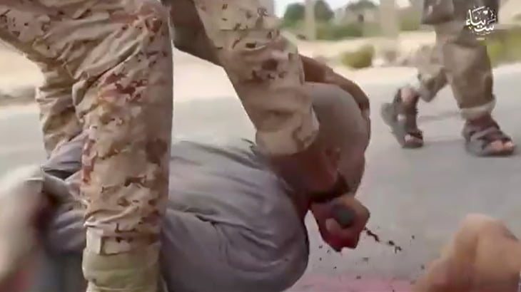 【閲覧注意】捕虜の男性3人の首を切断するISIS兵士たちのグロ動画。