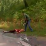 【閲覧注意】路上で妻を刺し殺す男の映像。