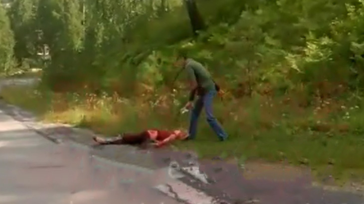 【閲覧注意】路上で妻を刺し殺す男の映像。