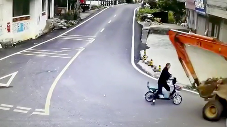 バイクの男性が油圧ショベルに轢かれてしまう事故映像。