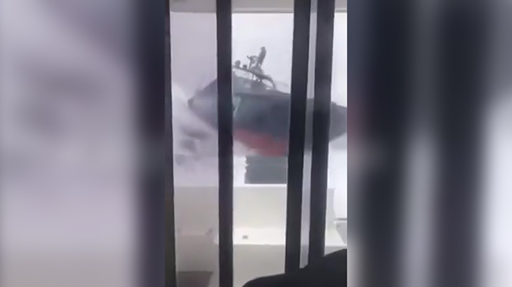 沿岸警備隊の船から逃げるギャングたちの映像。