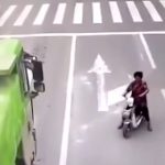 【閲覧注意】あまりにも自由に動き回るバイクのおばちゃんがトラックのタイヤに引きずられる映像。