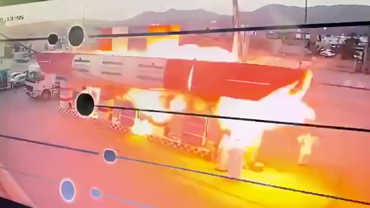 ガソリンスタンドが爆発する瞬間を撮影した映像。