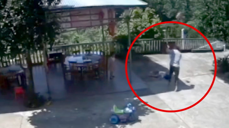 小さな女の子を鍬で殴り殺したあと祈りを捧げる男の映像。