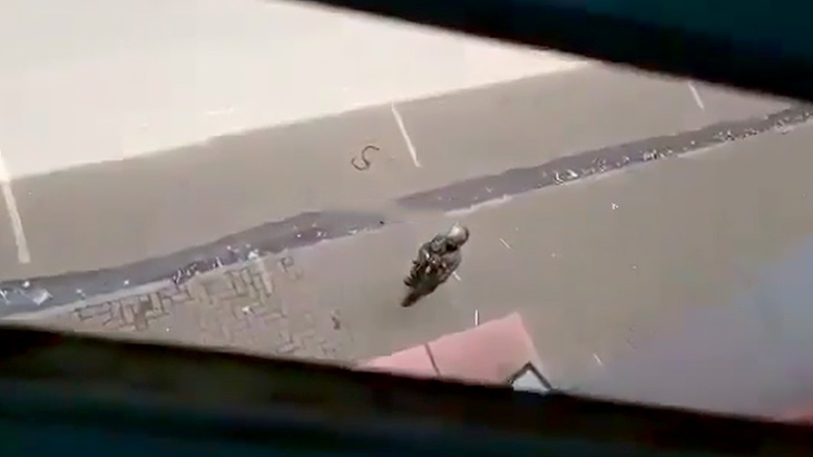 街を歩く兵士を撮影していたら狙撃された映像。