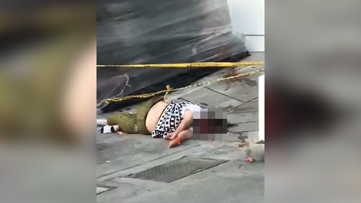 窓から飛び降りた女性が地面に激突して頭が割れてしまうグロ動画。