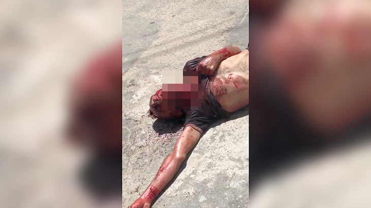 【閲覧注意】喉を刺された男性が苦しそうな声を上げる映像。