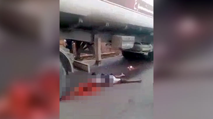 【閲覧注意】大型トラックに上半身を粉砕されてしまった男性の死体映像。