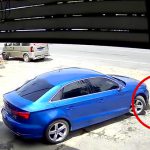 近くで遊ぶ男の子に気付かずに車を発進させて轢いてしまう映像。