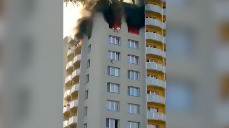 炎に追いやられて窓から人が次々飛び降りてしまう火事現場の映像。