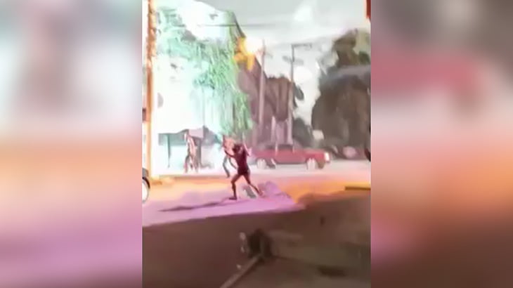 強風に煽られて倒れた木が電線に触れて青白い火花が上がる映像。