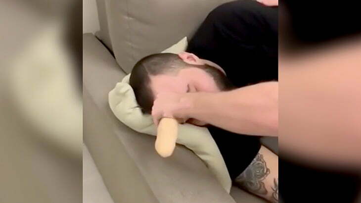 寝ている友人の額に接着剤でディルドをくっつける映像。