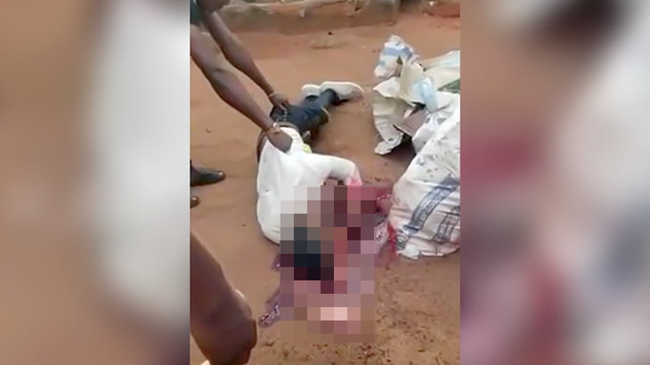 【閲覧注意】頭が割られて脳が飛び出した男性の死体映像。