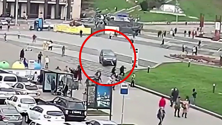 運転中に気絶してしまったドライバーが2人を轢き殺してしまう事故映像。