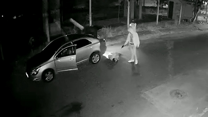 トランクから引きずり出した男を銃殺して車で轢いて立ち去る事件映像。