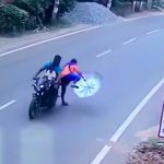バイクで走りながら傘差したら転倒しちゃった映像。